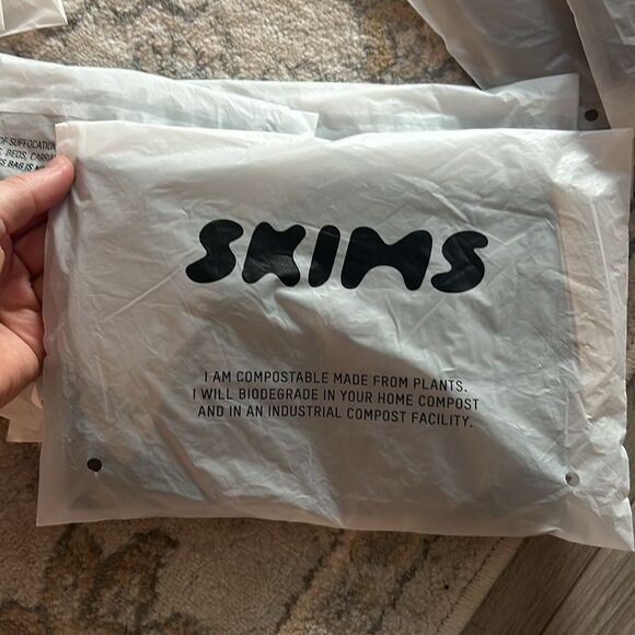 NWT SKIMS fits everybody short sleeve - Picture 5 of 5